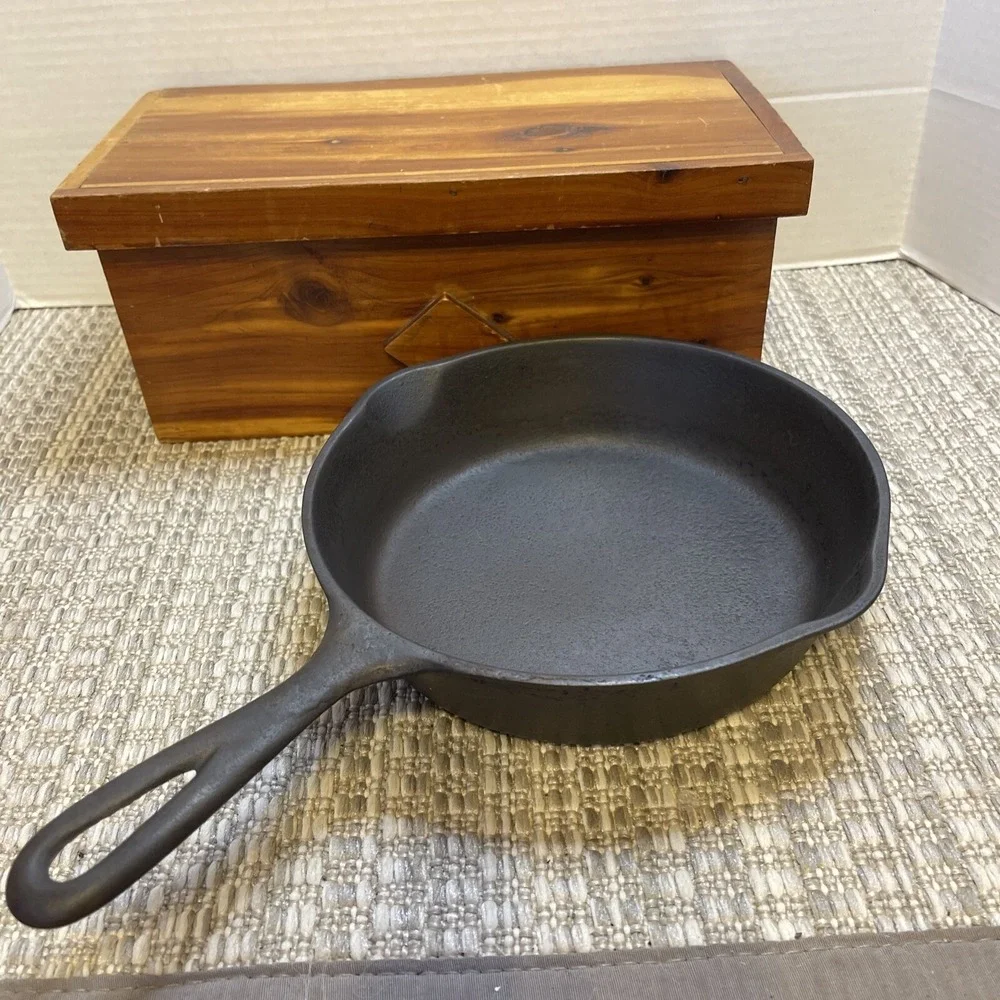 Vintage Unmarked Wagner #5 minor pitting mold shift on outside Recently Seasoned